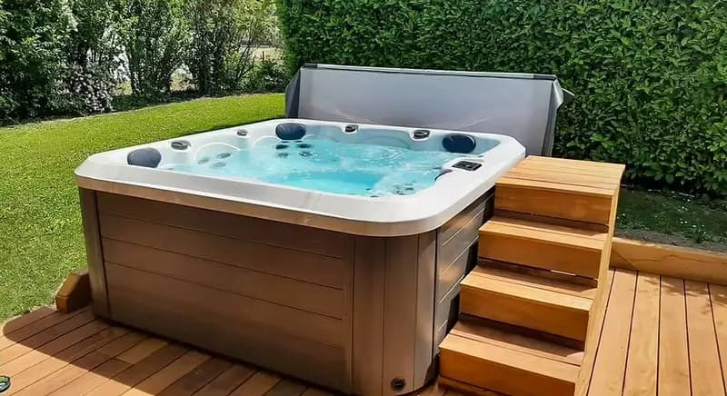 Hot tub on deck with wooden steps